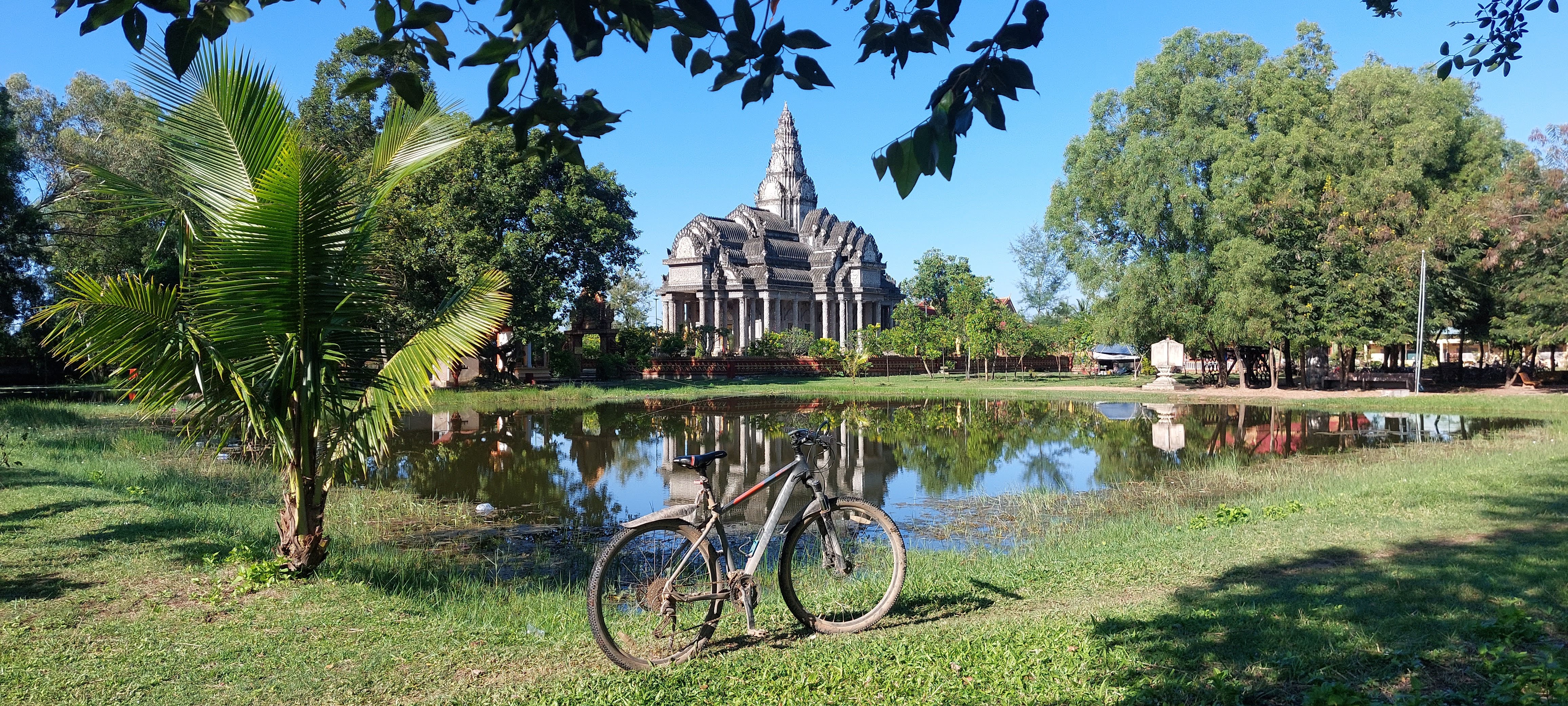 Bicycle in front of a pagoda in Kampot